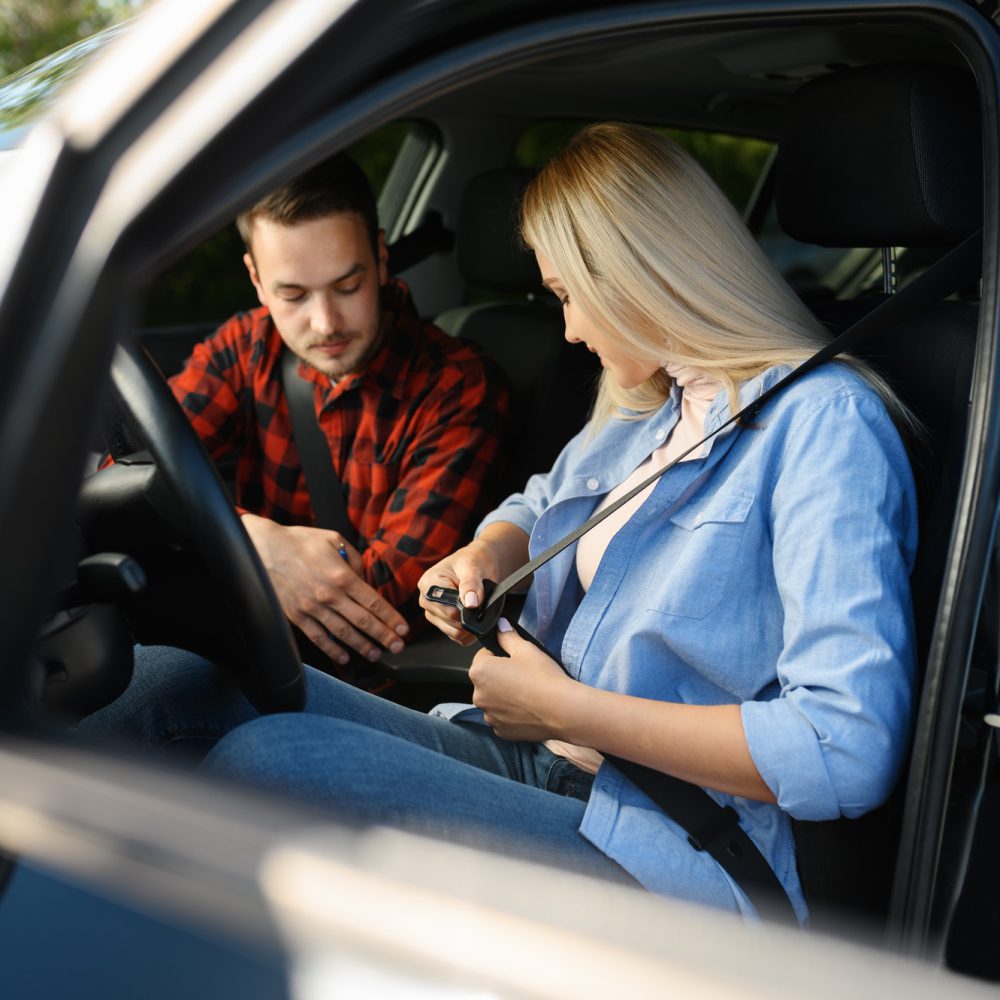 student-fastens-seat-belt-in-car-driving-school-1.jpg